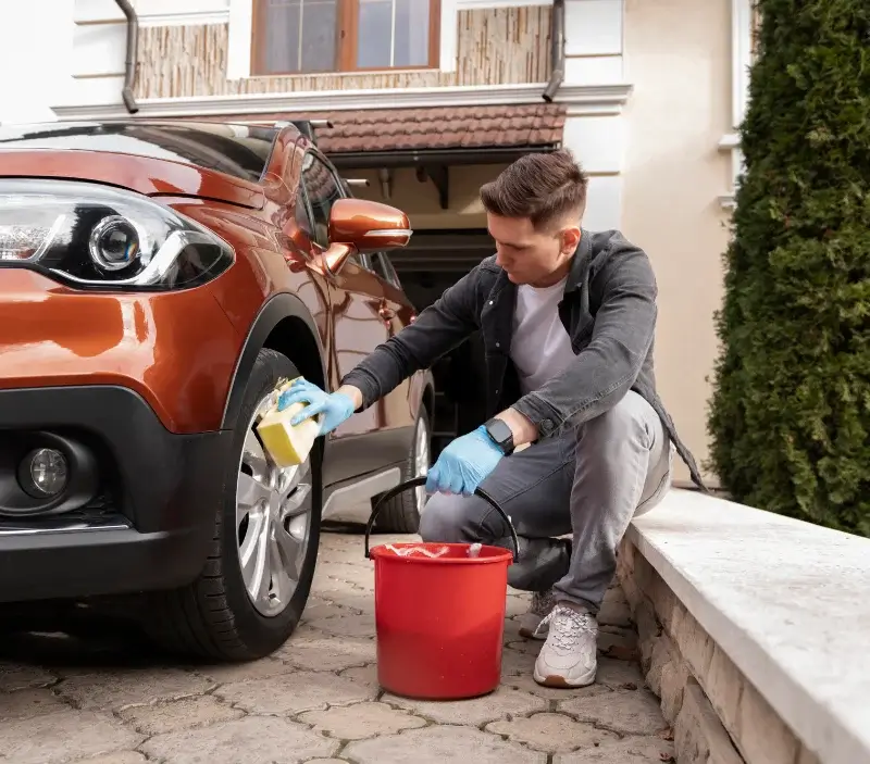 Lavage auto à domicile Saint-Ferréol-d'Auroure : professionnel intervenant sur un véhicule